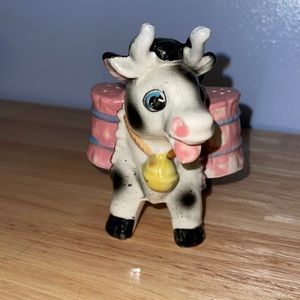 Vintage Cow Salt and pepper shakers!